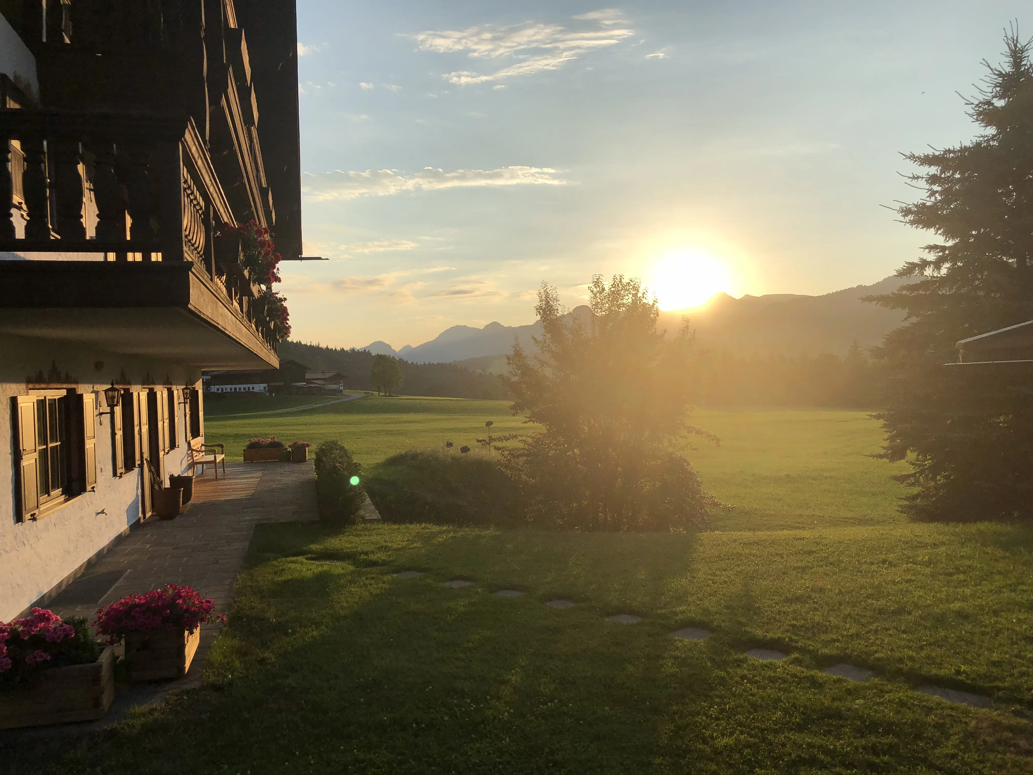 Haus Lohrey bei Sonnenuntergang mit Garten