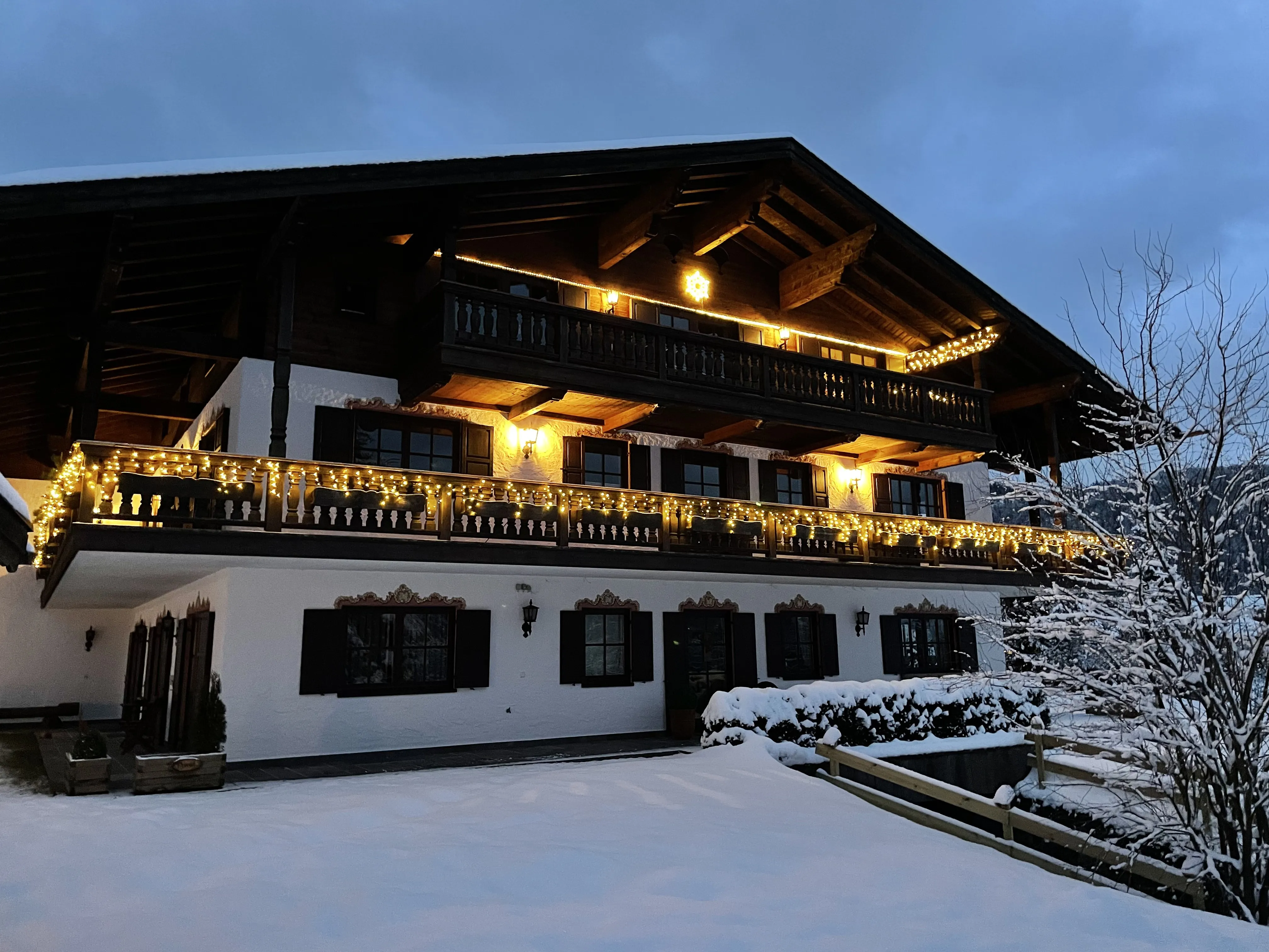 Haus Lohrey im Winter mit Weihnachtsbeleuchtung