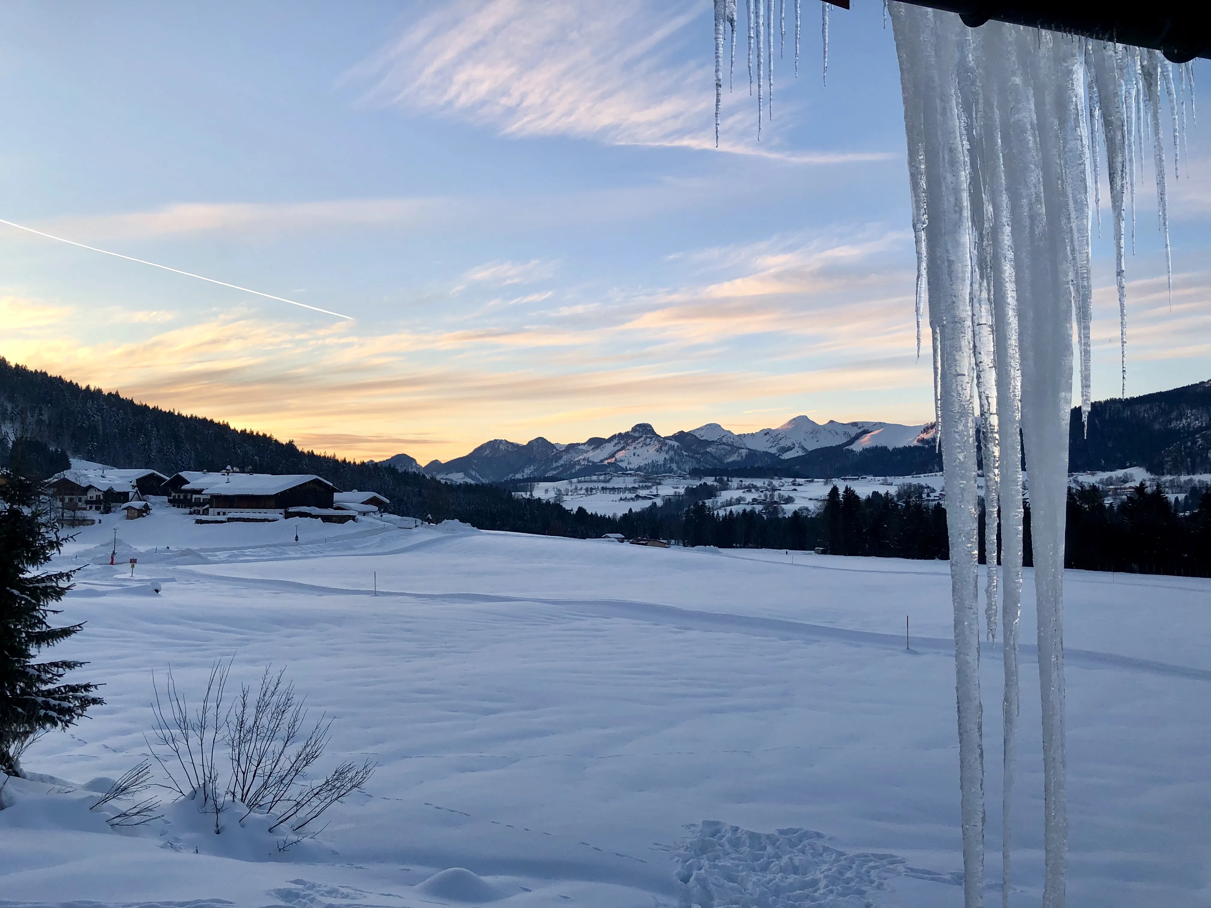 Winterlandschaft bei Reit im Winkl mit Eiszapfen im Sonnenuntergang